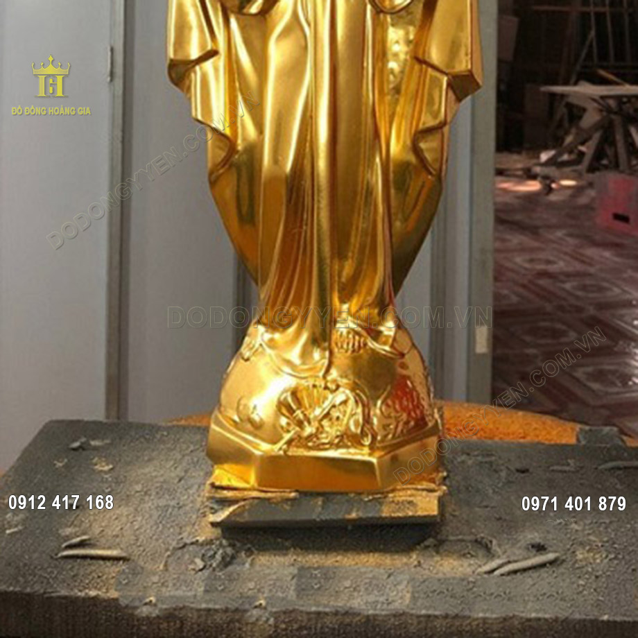 Trang phục truyền thống của v&ugrave;ng đất Do Th&aacute;i được c&aacute;c nghệ nh&acirc;n chạm khắc tỉ mỉ v&agrave; sắc n&eacute;t